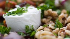 Салата с козе сирене, сушени домати и орехи