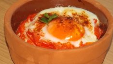 Гювечета с тиквички и яйце