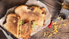 Гриловани сандвичи с авокадо, сирене и домати