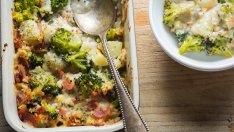 Касерола с шунка, картофи и броколи