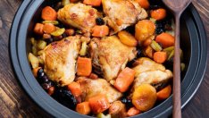 Агнешко задушено със зеленчуци и сини сливи