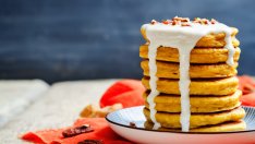 Морковени палачинки с топинг от крема сирене 