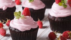 Шоколадови мъфини с малини 