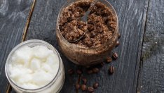 Скраб с кафе и кокосово масло – чудо от природата за красива кожа