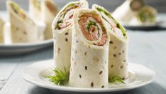 Рулца с пушена сьомга и тортиля