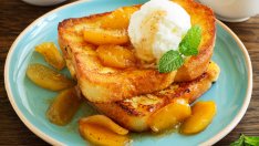 Френски тост с праскови и масло