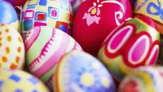 Красива поставка за яйца с балон и прежда 