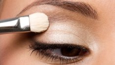 Как да подсигурим дълготрайност на сенките за очи?