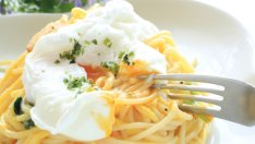 Спагети с бекон, домати и поширани яйца