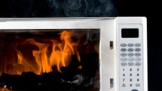 Какво никога да не топлим в микровълновата? 