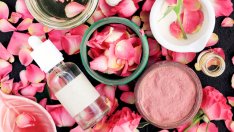 Прах от розов цвят прави кожата и косата по-здрави и красиви
