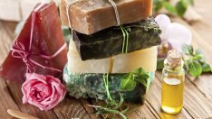 Домашни сапуни с билки, цветя и етерични масла