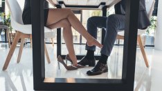 8 признака, че колега си пада по вас