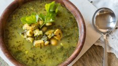 Пролетна супа със спанак и коприва