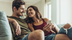 Фрази и жестове, с които да покажете на мъжа до вас, че е обичан