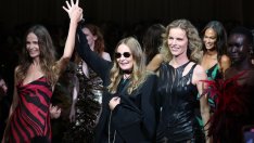 Животински принт, ярки цветове и фини материи от Roberto Cavalli за пролет/лято 2025