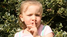 Правят ли децата разлика между клюкарстване и споделяне