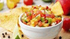 Лятна салца с праскови и чери домати