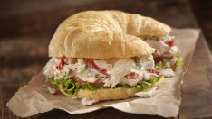 Салата с пилешко месо за солени кроасани