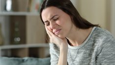 Как да облекчите стискането на зъби през нощта 