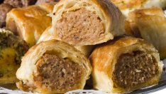 Минирула с наденица в маслено тесто 