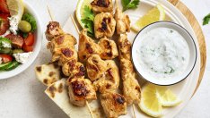 Разкошни летни гръцки рецепти за сувлаки и хумус