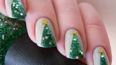Коледен маникюр с елхички