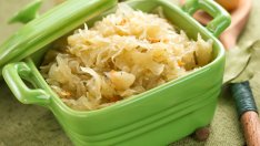 Страхотни здравословни ползи от киселото зеле