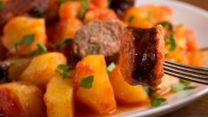 Картофи с наденица и чушки на фурна