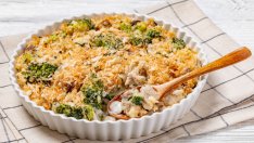 Касерола с пилешко, броколи и майонеза