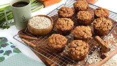Овесени мъфини с моркови, ябълки и стафиди
