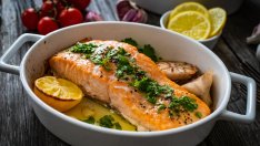 Сьомга на фурна с вкусен сос