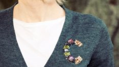 Как да поставите инициалите си с камъни върху дрехите?