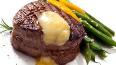 Сочна телешка пържола със зелен фасул