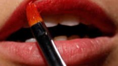 Манипулираме мъжете с яркочервено червило