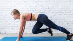 Защо упражнението „планински катерач“ е толкова полезно за фигурата?