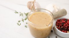 Чеснов дресинг за салата с дижонска горчица