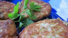 Кюфтенца от тиквички и магданоз