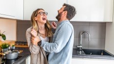 10 неща, които всяка жена заслужава от мъжа до себе си