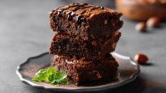 Брауни с глазура и лешници