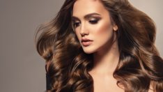 Рецепта за домашен сух шампоан за тъмна коса 