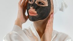 Маска с активен въглен и масла за заличаване на белези от акне