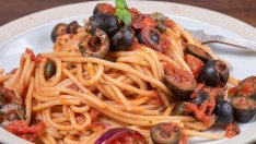 Паста с пикантен доматен сос с моцарела