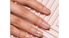 Идеи за маникюр с деликатен блясък
