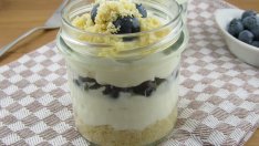 Бурканчета с чийзкейк с боровинки и лимон