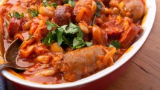 Яхния с наденици и боб