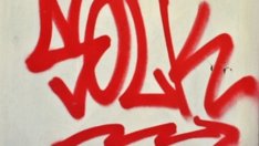 Мили съседи, защо синът ви драска блока?