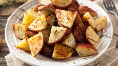 Хрупкави картофи с чесън, пармезан и мащерка 