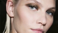 Опушен грим със златен брокат в стил Jason Wu