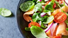 Салата със спанак и пушена сьомга